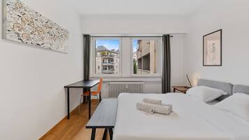 2 bedrooms, desk, iron/ironing board, WiFi