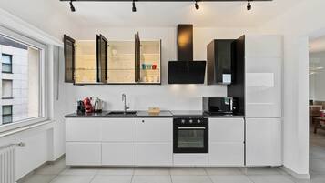 Frigorífico, microondas, horno y placa de cocina