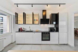 Refrigerador, microondas, horno, placa de cocina