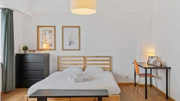 2 bedrooms, desk, iron/ironing board, WiFi