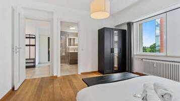 2 dormitorios, escritorio, tabla de planchar con plancha y wifi