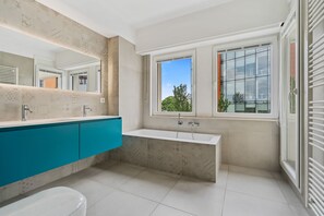 浴缸、吹风机、毛巾