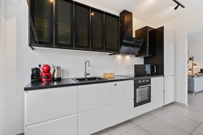 Refrigerador, microondas, horno, placa de cocina