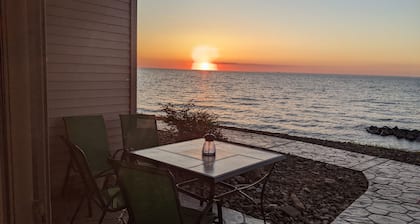 LAKE ERIE-SISTIBLE CONDO
DIRECT WALK OUT to BEAUTIFUL LAKE ERIE