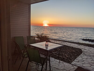 LAKE ERIE-SISTIBLE CONDO
DIRECT WALK OUT to BEAUTIFUL LAKE ERIE 