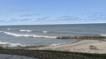 En la playa, camastros y toallas de playa