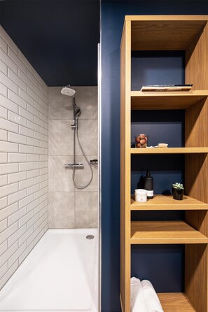 Apartamento estándar, 1 cama de matrimonio, cocina (Full Kitchen, Medium) | Baño | Ducha, secador de pelo, suelo radiante y toallas