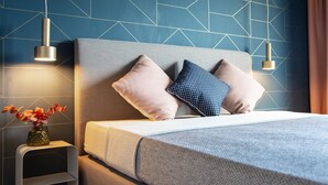 ลักซ์ชัวรี่อพาร์ทเมนท์, เตียงควีนไซส์ 1 เตียง, ห้องครัว (Separate Living Room, Full Kitchen) | 1 ห้องนอน, เครื่องนอนป้องกันสารก่อภูมิแพ้, ตู้นิรภัยในห้องพัก, โต๊ะทำงาน