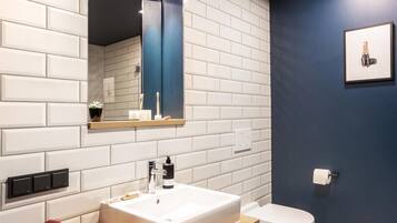 Luxury Apartment, 1 Queen Bed, Kitchen (Separate Living Room, Full Kitchen) | Bathroom