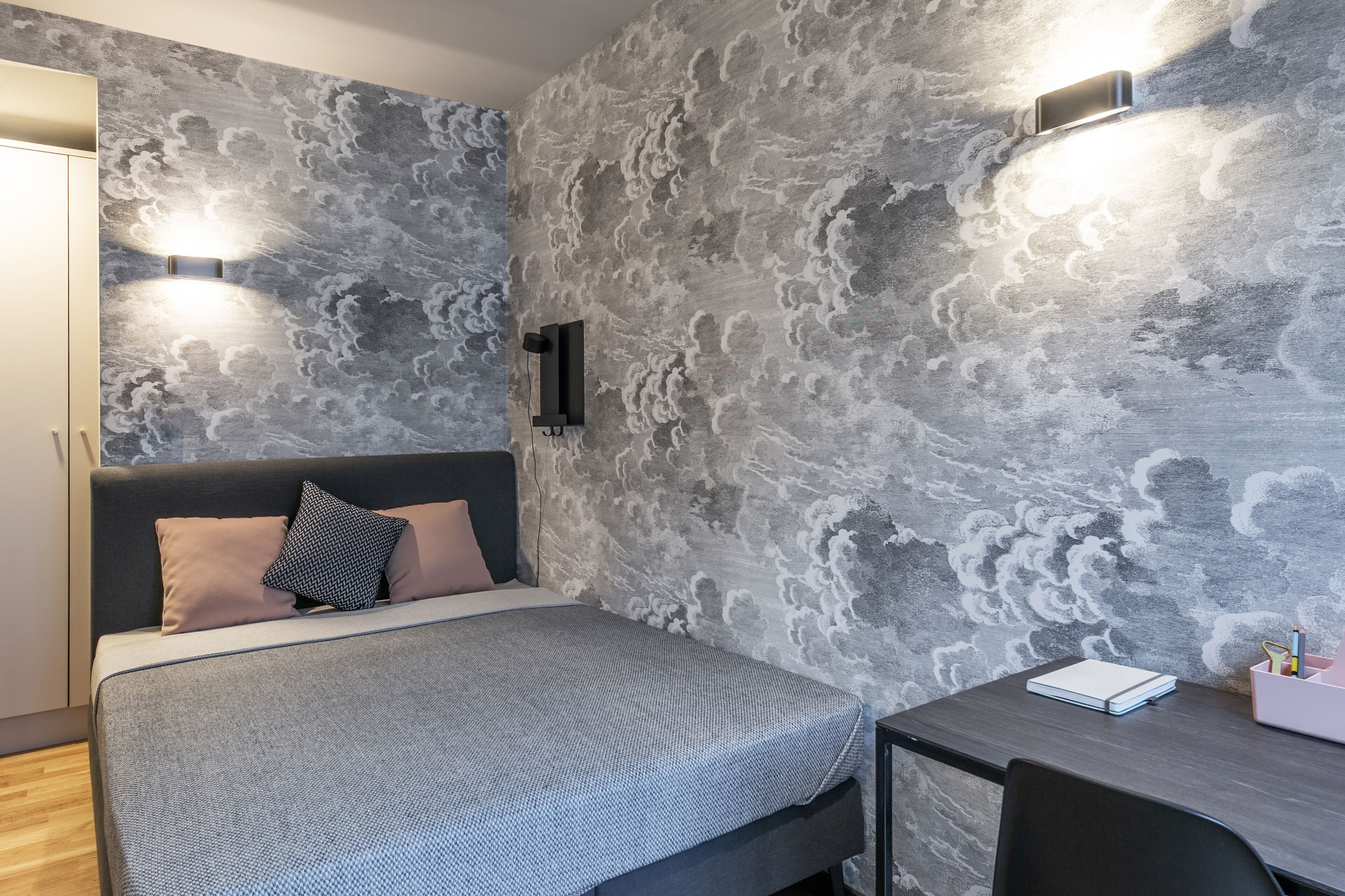 1 dormitorio, ropa de cama hipoalergénica, caja fuerte y escritorio