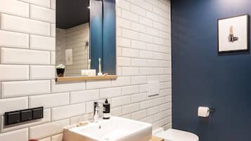 Departamento de lujo, 1 cama Queen size, cocina (Separate Living Room, Full Kitchen) | Baño | Regadera, secadora de cabello, piso con calefacción, toallas