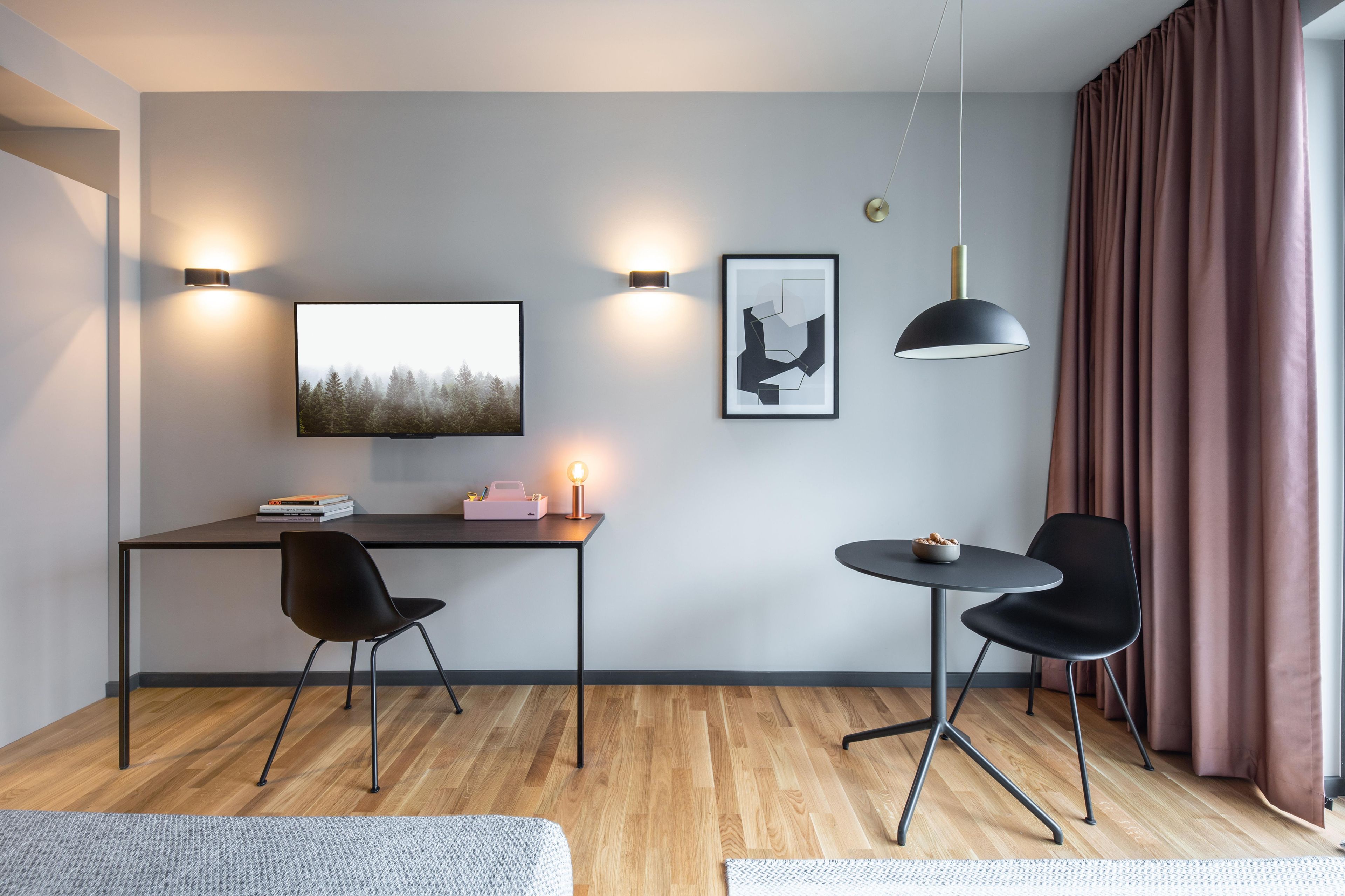 Standard Apartment, 1 Queen Bed, Kitchen (Full Kitchen) | 1 bedroom, hypo-allergenic bedding available, in-room safe, desk