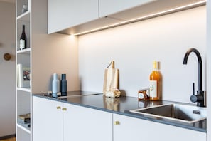 Luksushuoneisto, 1 keskisuuri parisänky, keittiö (Separate Living Room, Full Kitchen) | Yksityinen keittonurkkaus | Astianpesukone, espressokone, kahvin-/teenkeitin, vedenkeitin