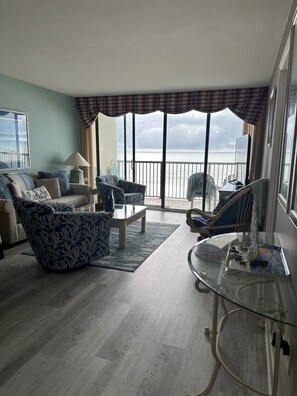 TV connectée, cheminée, lecteur de DVD, livres