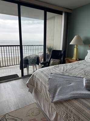 3 bedrooms, free WiFi, bed sheets - Oceanfront Barefoot Retreat (North Myrtle Beach)