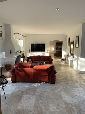 Televisio, takka, pöytätennispöytä, kirjoja