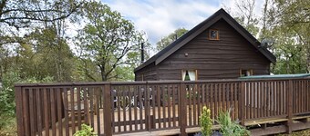 Authentic log cabin close to loch shore, with hot tub & wood burning stove.