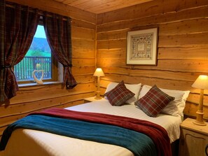 3 bedrooms, free WiFi, bed sheets - Rowan Cabin - Authentic log cabin, close to loch shore, with hot tub. (Dalavich)