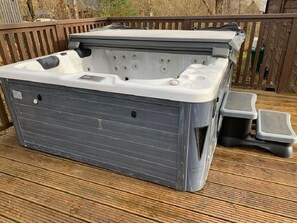 Outdoor spa tub - Rowan Cabin - Authentic log cabin, close to loch shore, with hot tub. (Dalavich)