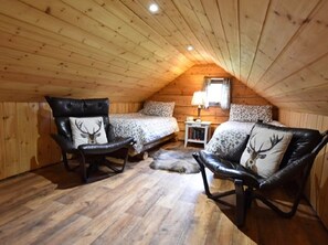 3 bedrooms, free WiFi, bed sheets - Rowan Cabin - Authentic log cabin, close to loch shore, with hot tub. (Dalavich)