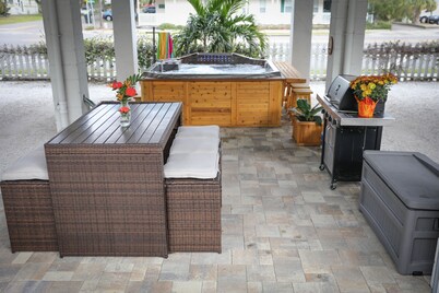 Owl Nest Townhouse-Walk to downtown & the water! New heated POOL!