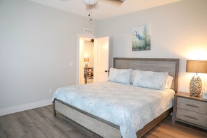 3 dormitorios, tabla de planchar con plancha, cuna de viaje