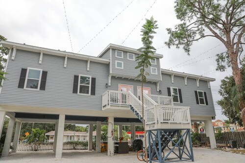 Owl Nest Townhouse-Walk to downtown & the water! New heated POOL!