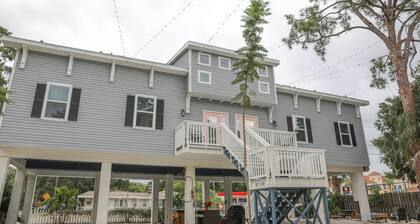 Owl Nest Townhouse-Walk to downtown & the water! New heated POOL!
