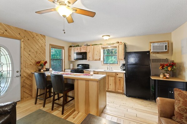 Fridge, microwave, oven, stovetop - Cabin in the woods (Mena)