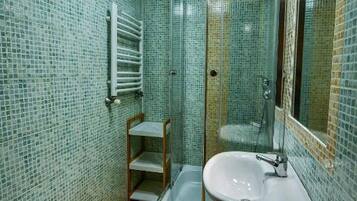 Chalet | Kamar mandi | Shower, handuk, dan tisu toilet