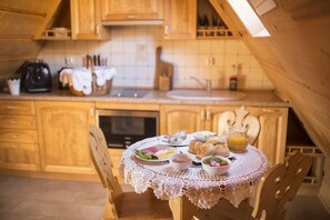 Lägenhet Deluxe | Eget kök | Kylskåp, ugn, kaffe- och tebryggare och vattenkokare