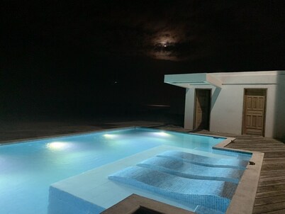 Elegant beach front Villa with pool, single unit