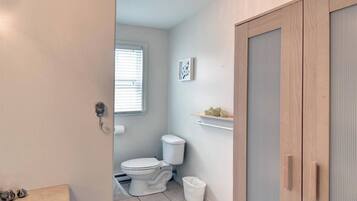 Secador de pelo y toallas