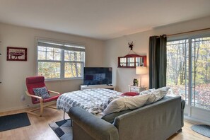 1 dormitorio, escritorio, tabla de planchar con plancha y cuna de viaje