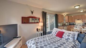 1 dormitorio, escritorio, tabla de planchar con plancha y cuna de viaje