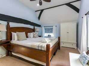 5 bedrooms, iron/ironing board, free WiFi, bed sheets