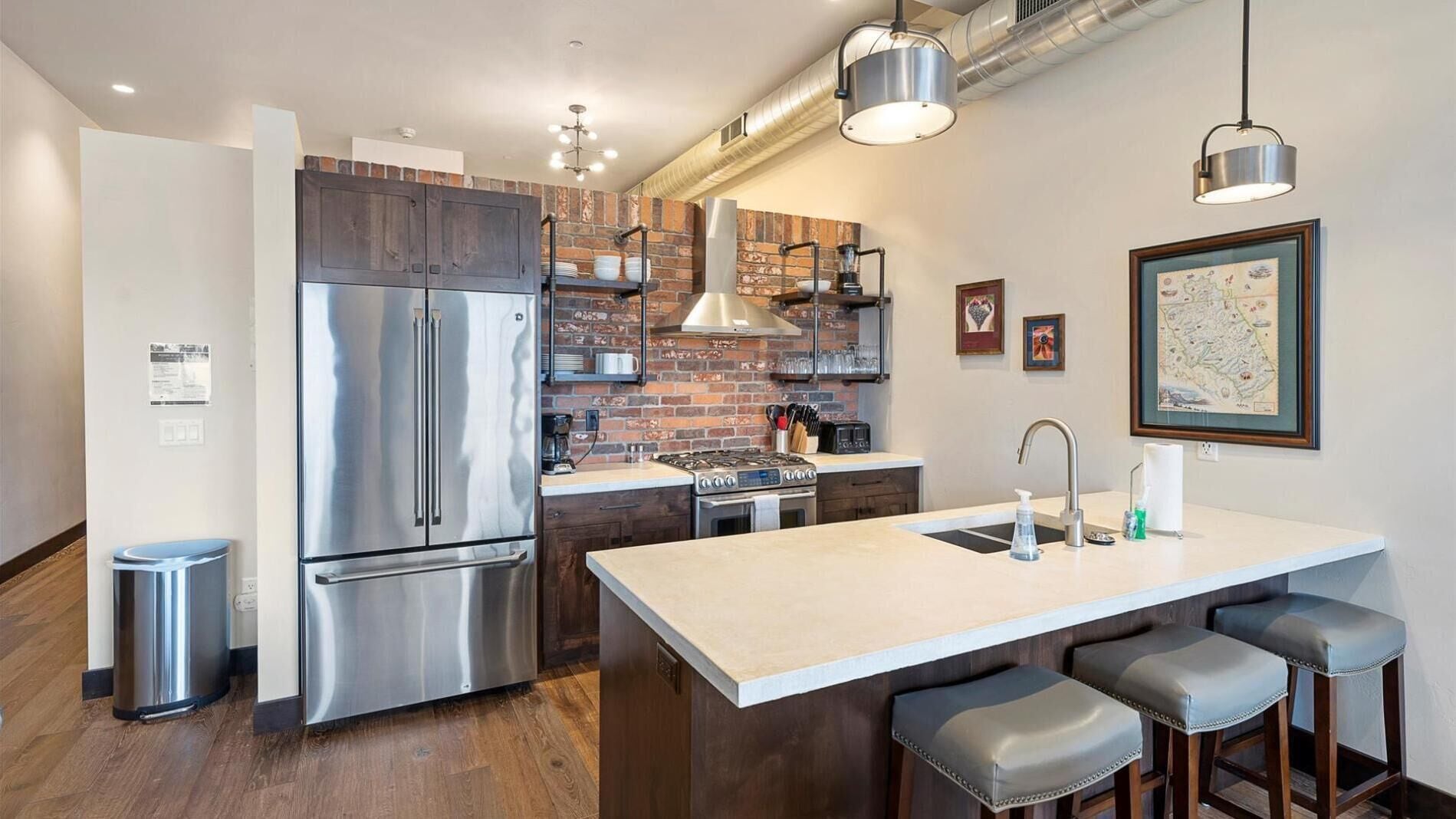 Réfrigérateur, micro-ondes, four, plaque de cuisson