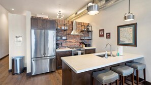 Réfrigérateur, micro-ondes, four, plaque de cuisson