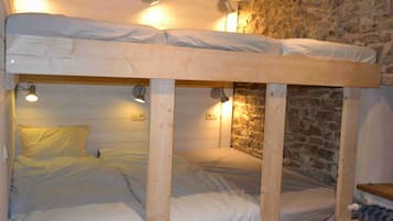 6 bedrooms, free WiFi, bed sheets