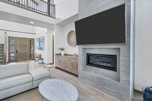 Televisión, chimenea, tenis de mesa y estéreo 