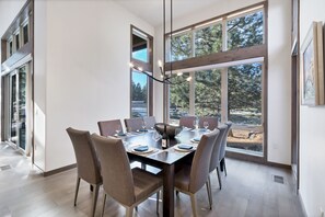 Dining - Deschutes Executive Retreat - 6BR Luxury Rental (Deschutes County)