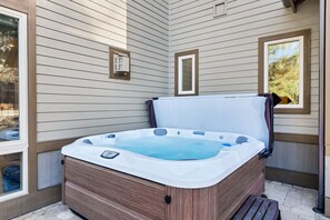 Outdoor spa tub - Deschutes Executive Retreat - 6BR Luxury Rental (Deschutes County)