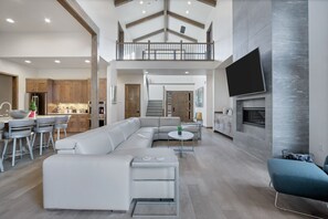 TV, fireplace, ping pong, stereo - Deschutes Executive Retreat - 6BR Luxury Rental (Deschutes County)