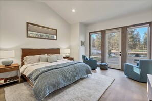 6 bedrooms, iron/ironing board, travel crib, WiFi - Deschutes Executive Retreat - 6BR Luxury Rental (Deschutes County)