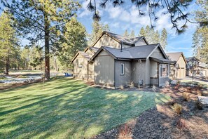 Exterior - Deschutes Executive Retreat - 6BR Luxury Rental (Deschutes County)
