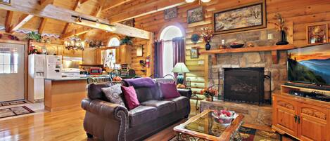 Studio (2 Bedrooms) | Ruang tamu | 40 inci televisyen dengan kabel, pendiangan