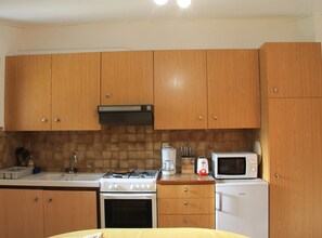 Kühlschrank, Ofen, Wasserkocher mit Kaffee-/Teezubehör