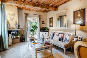 TV, fireplace - VILLA GIANNA, the Secret Interior Designer's Private Retreat with Pool (Montecarlo)
