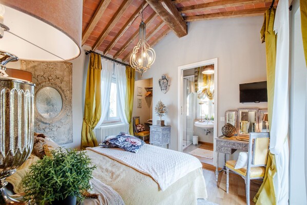 3 bedrooms, iron/ironing board, bed sheets - VILLA GIANNA, the Secret Interior Designer's Private Retreat with Pool (Montecarlo)