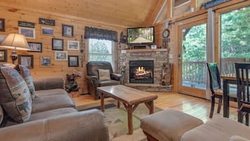 Studio (2 Bedrooms) | Front of property